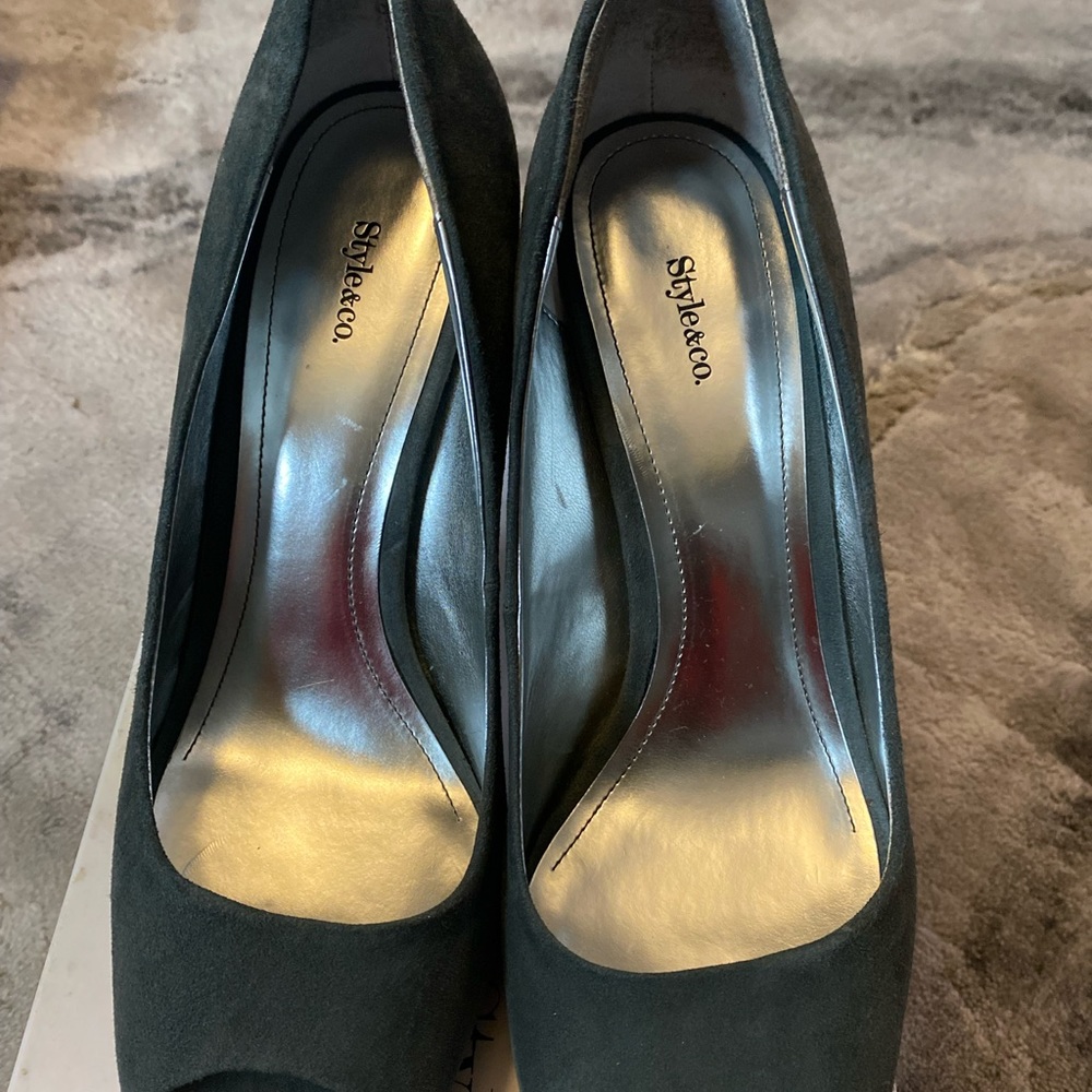 Women low heel with peep toe shoe with platform front heel